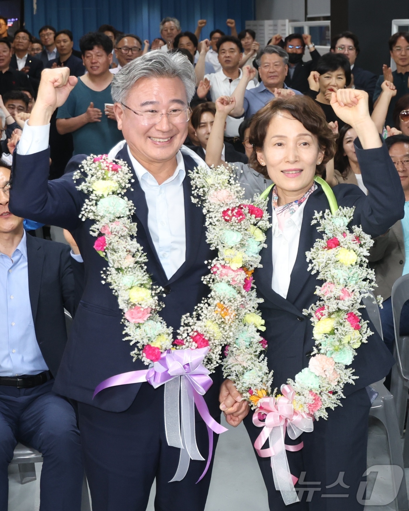 (전주=뉴스1) 유경석 기자 = 천호성 전북교육감 후보(왼쪽)과 배우자 박은미 씨가 4일 전북 전주시 선거사무실에서 당선이 확실시되자 꽃목걸이를 목에 걸고 환호하고 있다. 2026 …