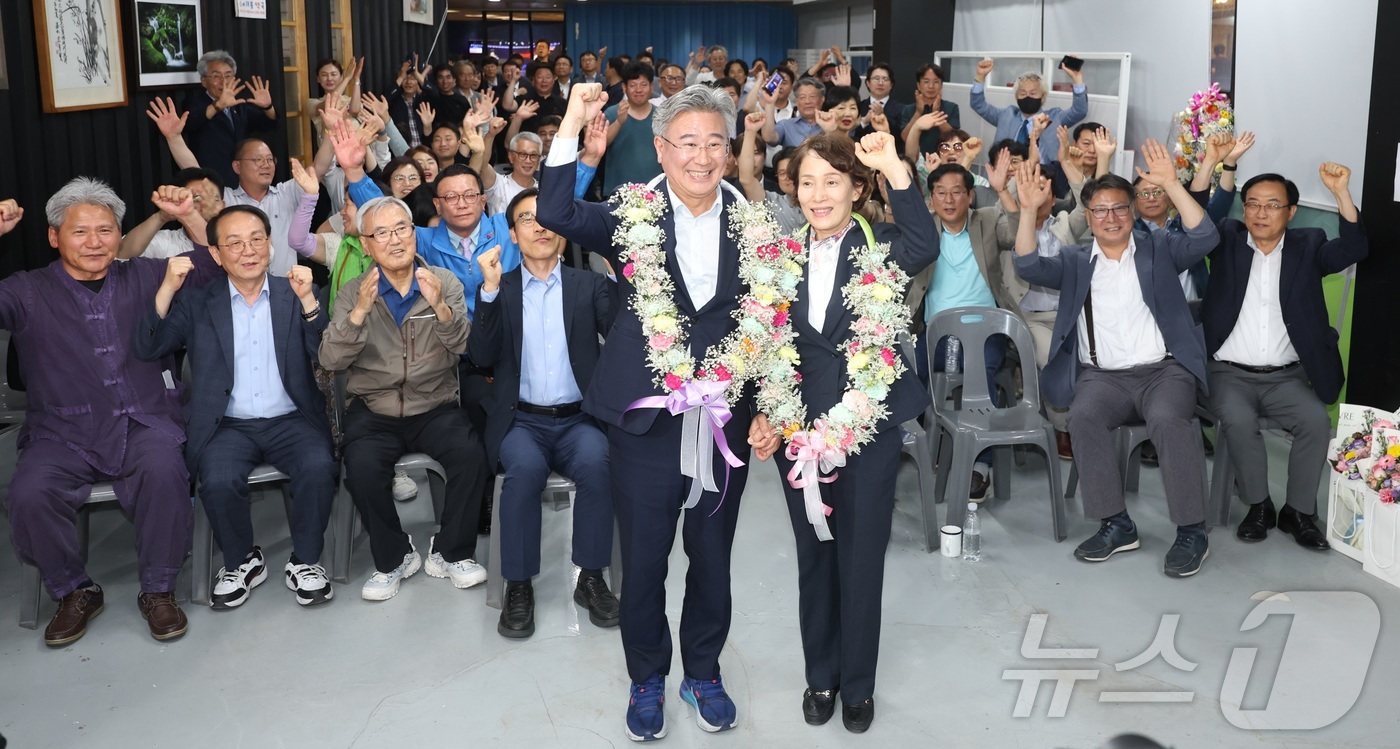 (전주=뉴스1) 유경석 기자 = 천호성 전북교육감 후보(왼쪽)과 배우자 박은미 씨가 4일 전북 전주시 선거사무실에서 당선이 확실시되자 꽃목걸이를 목에 걸고 환호하고 있다. 2026 …