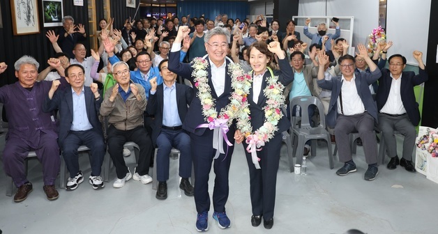 당선 확실에 환호하는 천호성 전북교육감 후보