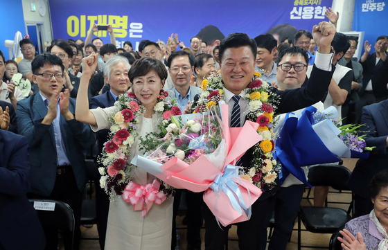 신용한 충북지사 후보, 꽃목걸이 세리머니