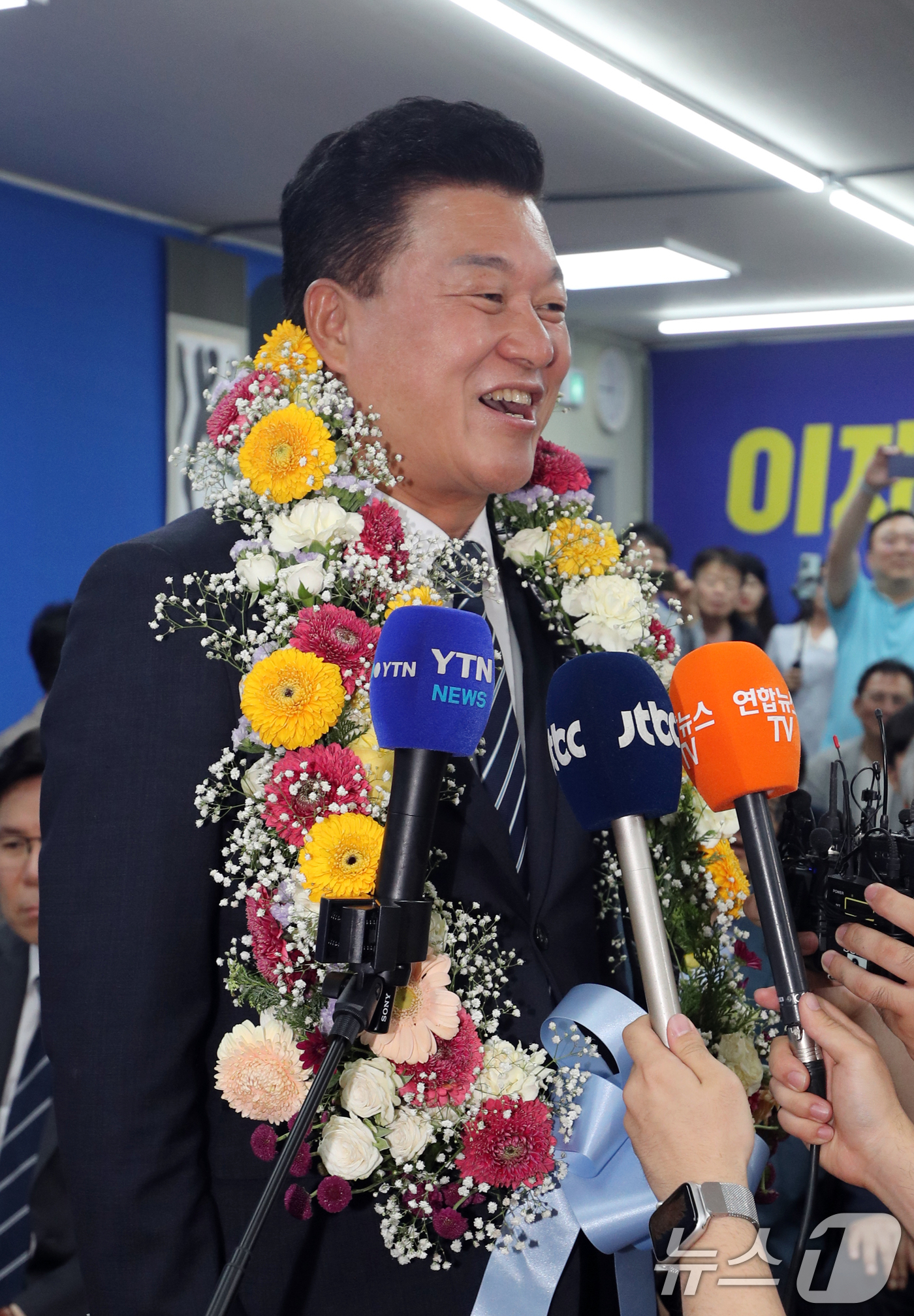 (청주=뉴스1) 김용빈 기자 = 더불어민주당 신용한 충북지사 후보가 3일 오후 충북 청주시 흥덕구 선거사무소에서 당선이 유력시되자 언론과 인터뷰를 하고 있다. 2026.6.3/뉴스 …