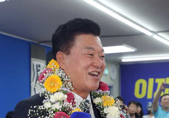 당선 유력 인터뷰하는 신용한 충북지사 후보
