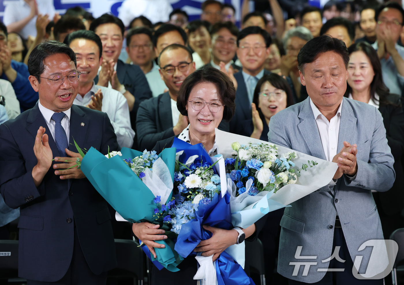 (수원=뉴스1) 김영운 기자 = 추미애 더불어민주당 경기도지사 후보가 4일 오전 경기 수원시 팔달구 마라톤빌딩에 마련된 선거사무소에서 당선이 확실해지자 꽃다발을 들고 환하게 웃고 …