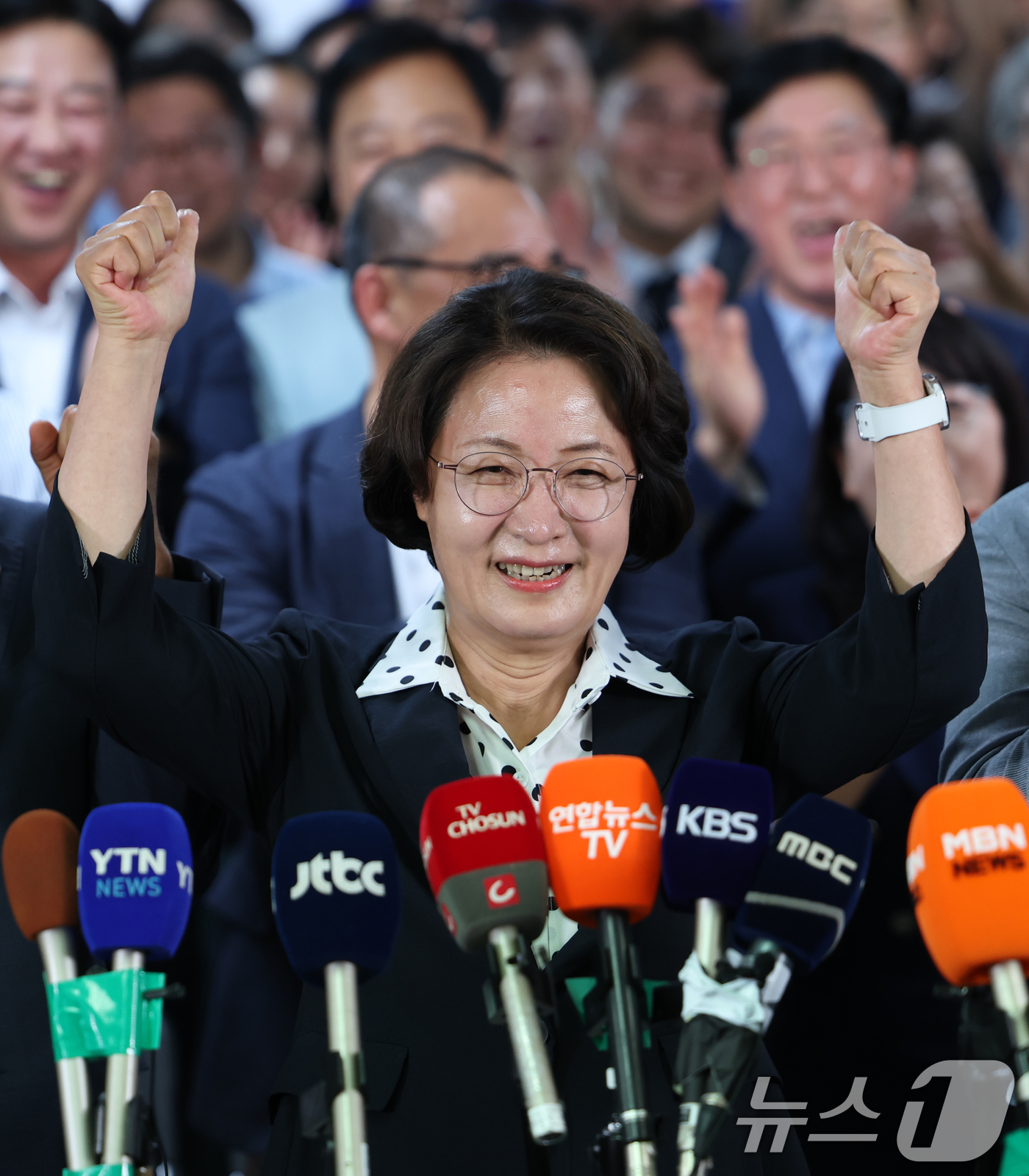 (수원=뉴스1) 김영운 기자 = 추미애 더불어민주당 경기도지사 후보가 4일 오전 경기 수원시 팔달구 마라톤빌딩에 마련된 선거사무소에서 당선이 확실해지자 환호하고 있다. 2026.6 …