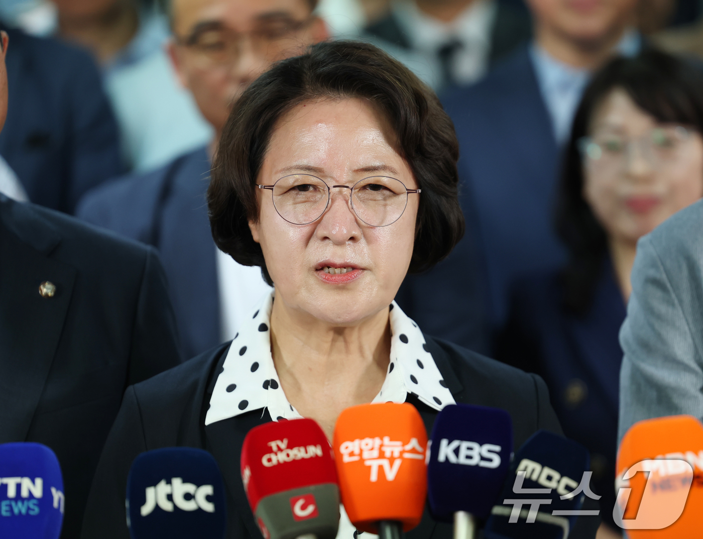 (수원=뉴스1) 김영운 기자 = 추미애 더불어민주당 경기도지사 후보가 4일 오전 경기 수원시 팔달구 마라톤빌딩에 마련된 선거사무소에서 당선이 확실해지자 소감을 밝히고 있다. 202 …