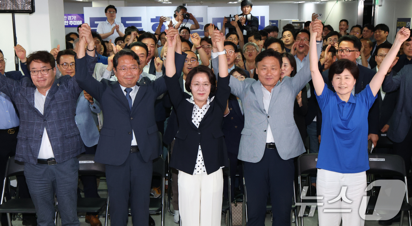 (수원=뉴스1) 김영운 기자 = 추미애 더불어민주당 경기도지사 후보가 4일 오전 경기 수원시 팔달구 마라톤빌딩에 마련된 선거사무소에서 당선이 확실해지자 환호하고 있다. 2026.6 …