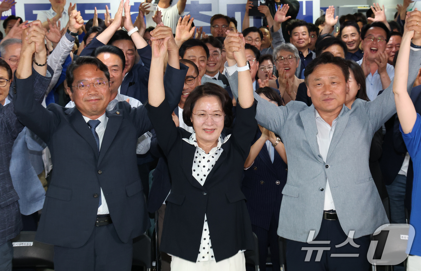 (수원=뉴스1) 김영운 기자 = 추미애 더불어민주당 경기도지사 후보가 4일 오전 경기 수원시 팔달구 마라톤빌딩에 마련된 선거사무소에서 당선이 확실해지자 환호하고 있다. 2026.6 …