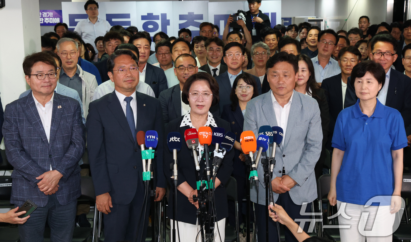 (수원=뉴스1) 김영운 기자 = 추미애 더불어민주당 경기도지사 후보가 4일 오전 경기 수원시 팔달구 마라톤빌딩에 마련된 선거사무소에서 당선이 확실해지자 소감을 밝히고 있다. 202 …