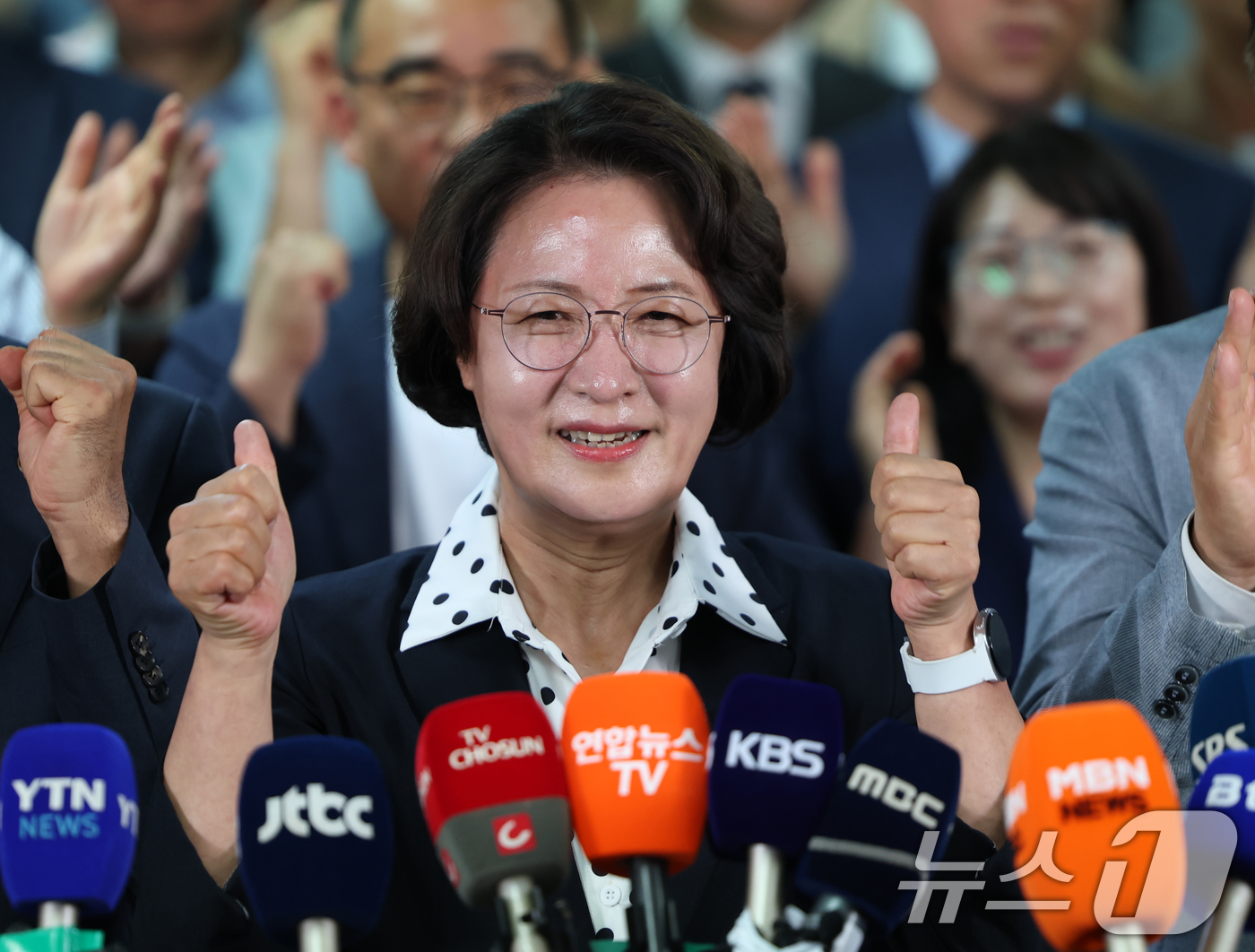 (수원=뉴스1) 김영운 기자 = 추미애 더불어민주당 경기도지사 후보가 4일 오전 경기 수원시 팔달구 마라톤빌딩에 마련된 선거사무소에서 당선이 확실해지자 환호하고 있다. 2026.6 …