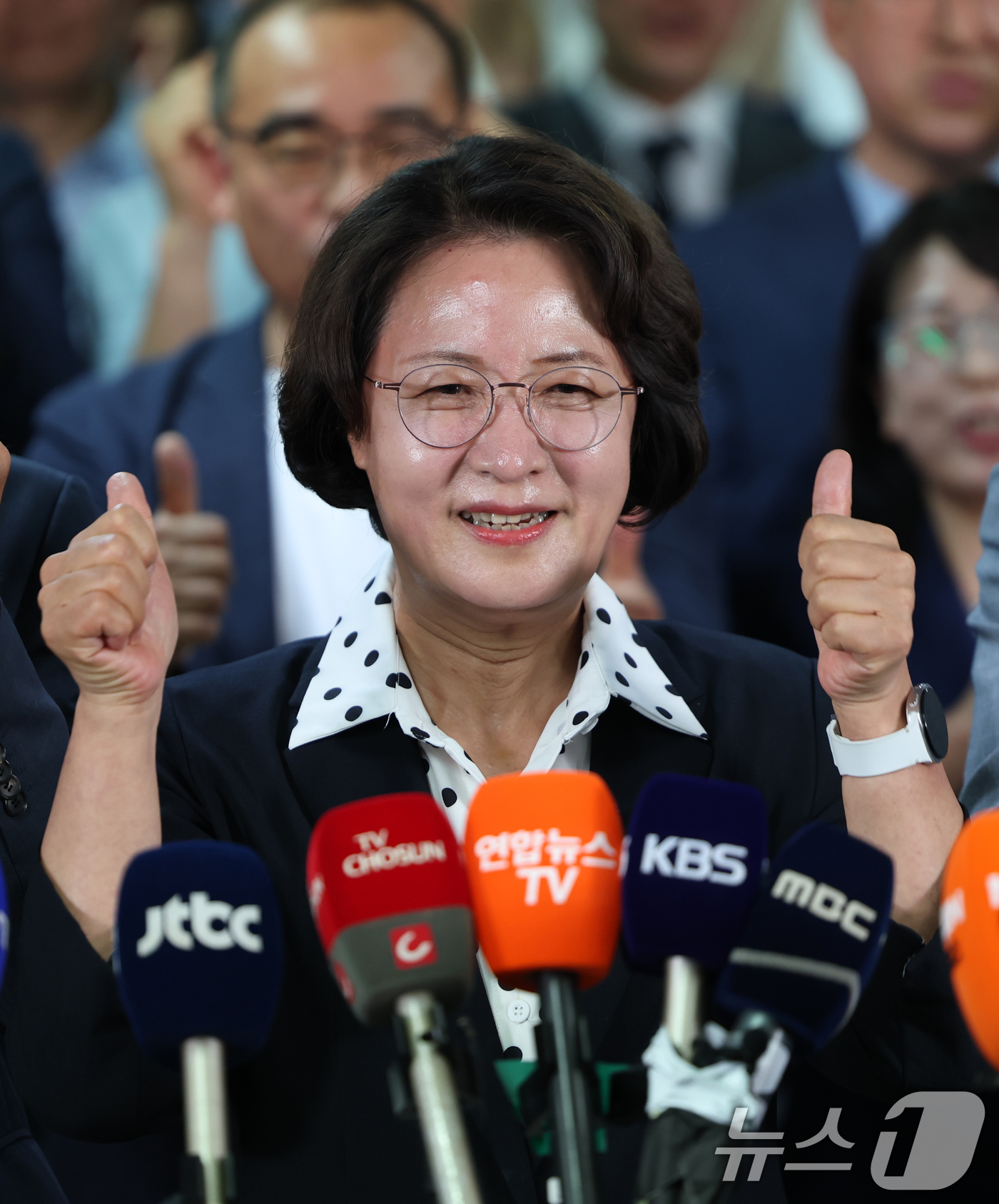 (수원=뉴스1) 김영운 기자 = 추미애 더불어민주당 경기도지사 후보가 4일 오전 경기 수원시 팔달구 마라톤빌딩에 마련된 선거사무소에서 당선이 확실해지자 환호하고 있다. 2026.6 …