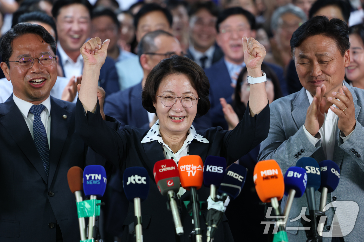 (수원=뉴스1) 김영운 기자 = 추미애 더불어민주당 경기도지사 후보가 4일 오전 경기 수원시 팔달구 마라톤빌딩에 마련된 선거사무소에서 당선이 확실해지자 환호하고 있다. 2026.6 …