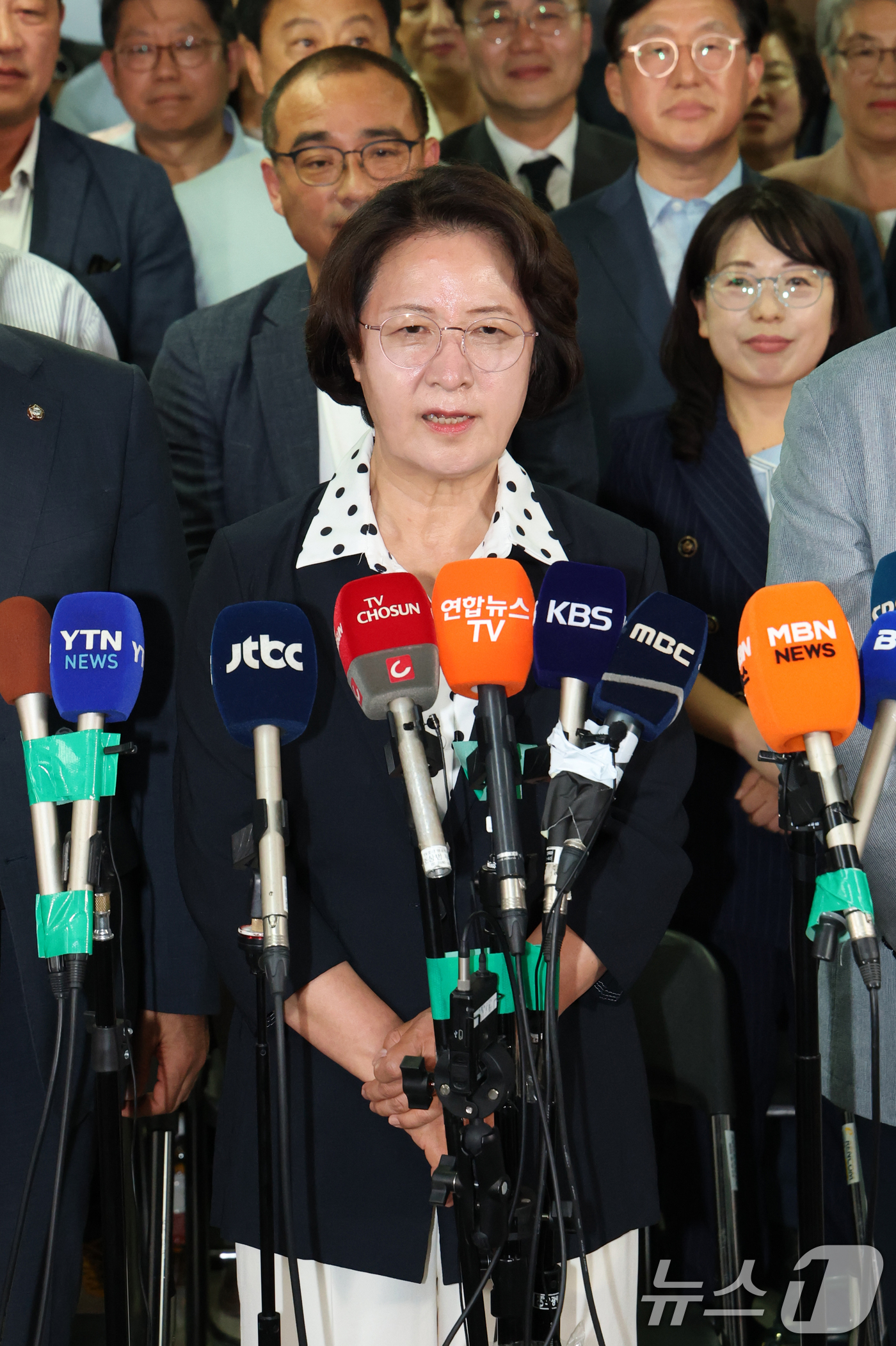 (수원=뉴스1) 김영운 기자 = 추미애 더불어민주당 경기도지사 후보가 4일 오전 경기 수원시 팔달구 마라톤빌딩에 마련된 선거사무소에서 당선이 확실해지자 소감을 밝히고 있다. 202 …