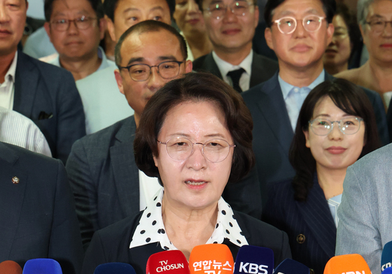 당선 소감 밝히는 추미애 후보