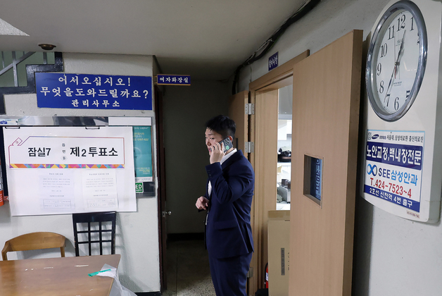 김재섭, '초유의 용지부족 사태' 송파구 투표함 이송 대기 현장 찾아