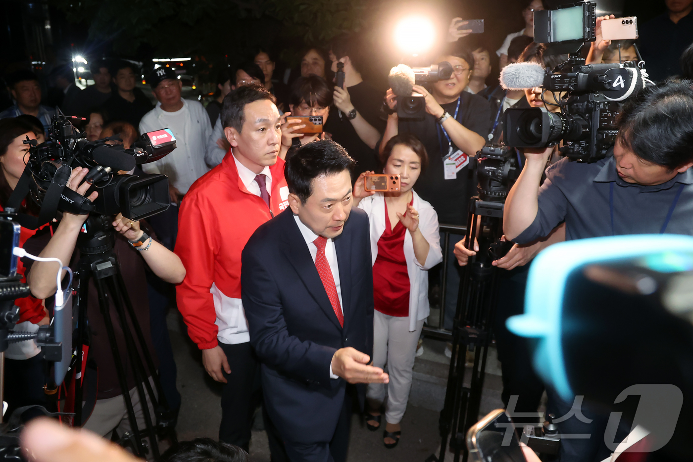 (서울=뉴스1) 황기선 기자 = 장동혁 국민의힘 대표가 4일 새벽 서울 종로구 서울시선관위로 항의 방문을 하고 있다. 2026.6.4/뉴스1