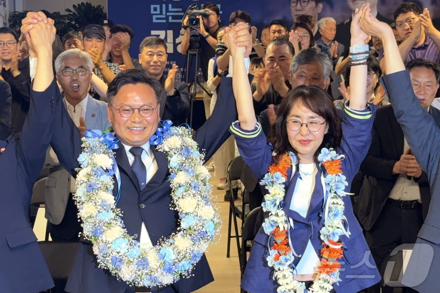 (서귀포=뉴스1) 오미란 기자 = 서귀포시 국회의원 보궐선거에 출마한 김성범 더불어민주당 후보가 3일 밤 서귀포시 동홍동 선거사무소에서 당선 확실시 소식에 환호하고 있다. 2026 …