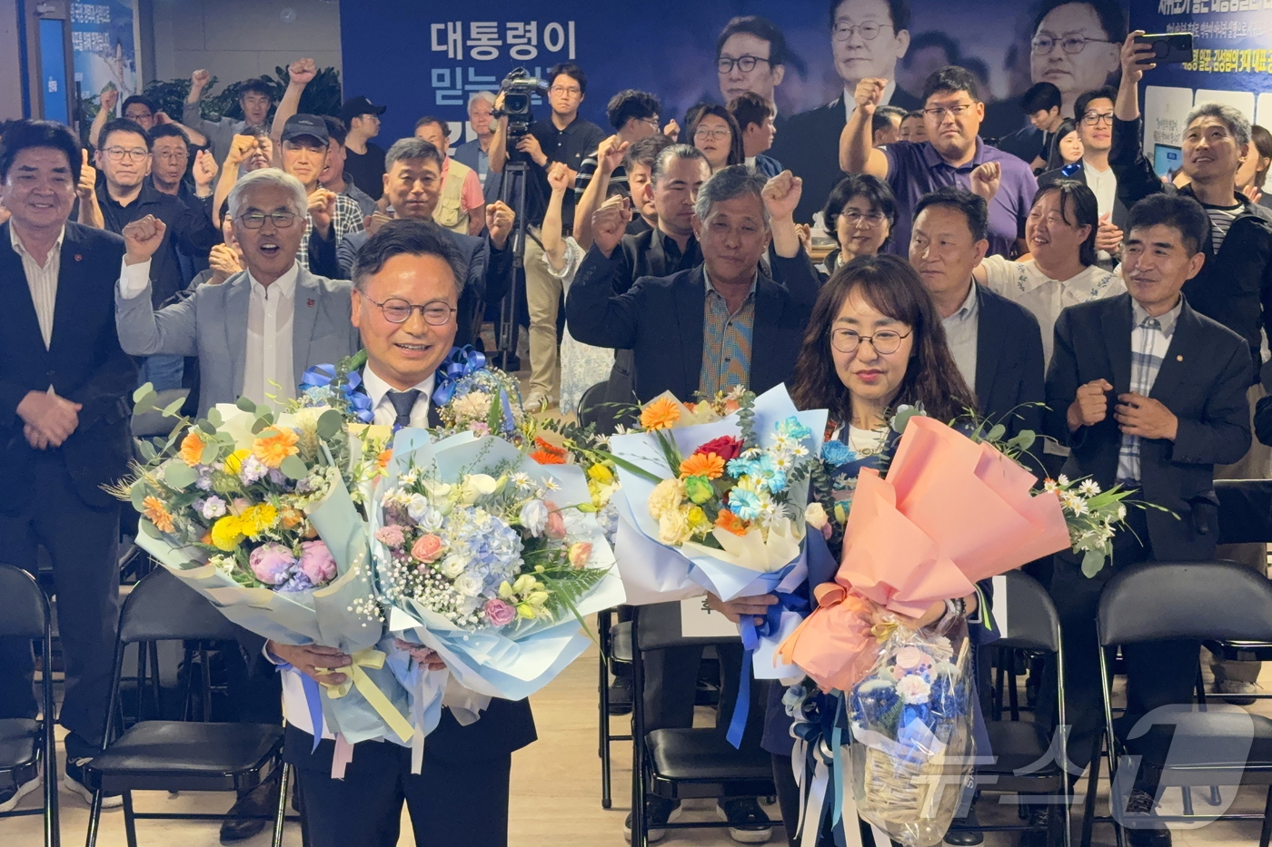 (서귀포=뉴스1) 오미란 기자 = 서귀포시 국회의원 보궐선거에 출마한 김성범 더불어민주당 후보가 3일 밤 서귀포시 동홍동 선거사무소에서 당선 확실시 소식에 환호하고 있다. 2026 …