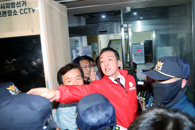 경찰과 실랑이 벌이는 김민수 최고위원