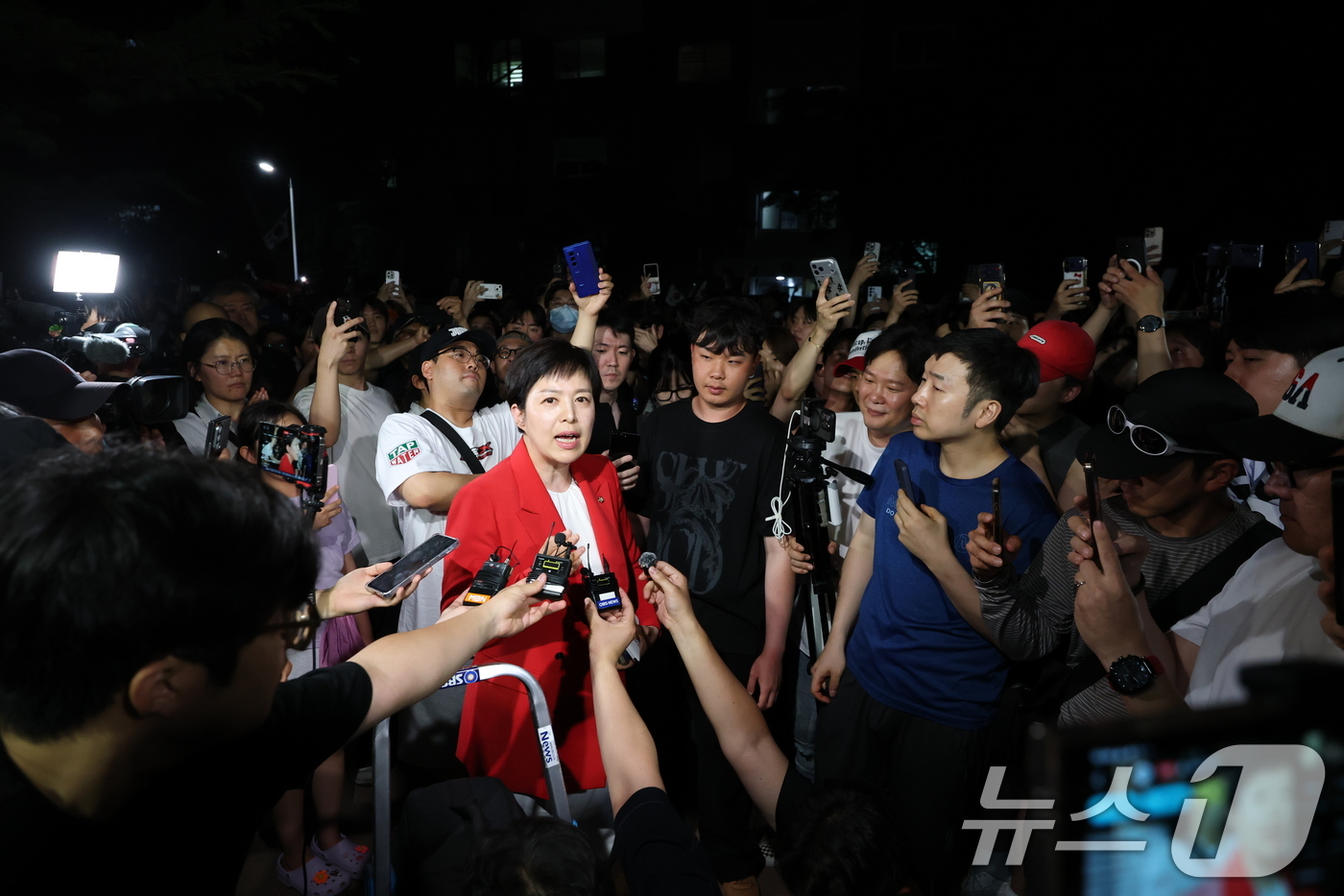 (서울=뉴스1) 박지혜 기자 = 김은혜 국민의힘 의원이 4일 새벽 제9회 전국동시지방선거 및 국회의원 재·보궐선거 본투표일에 투표용지 부족으로 투표 시간이 오후 10시까지 연장됐던 …