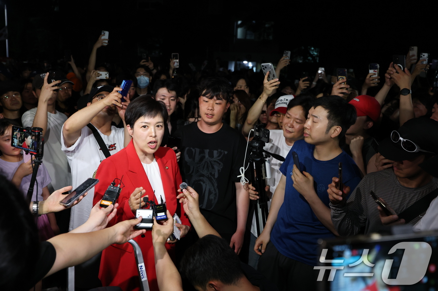 (서울=뉴스1) 박지혜 기자 = 김은혜 국민의힘 의원이 4일 새벽 제9회 전국동시지방선거 및 국회의원 재·보궐선거 본투표일에 투표용지 부족으로 투표 시간이 오후 10시까지 연장됐던 …