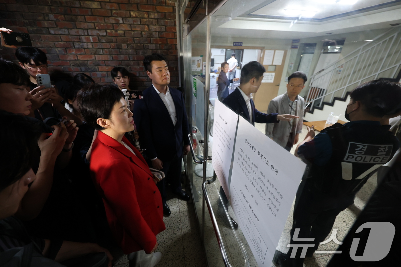 (서울=뉴스1) 박지혜 기자 = 김은혜 국민의힘 의원이 4일 새벽 제9회 전국동시지방선거 및 국회의원 재·보궐선거 본투표일에 투표용지 부족으로 투표 시간이 오후 10시까지 연장됐던 …