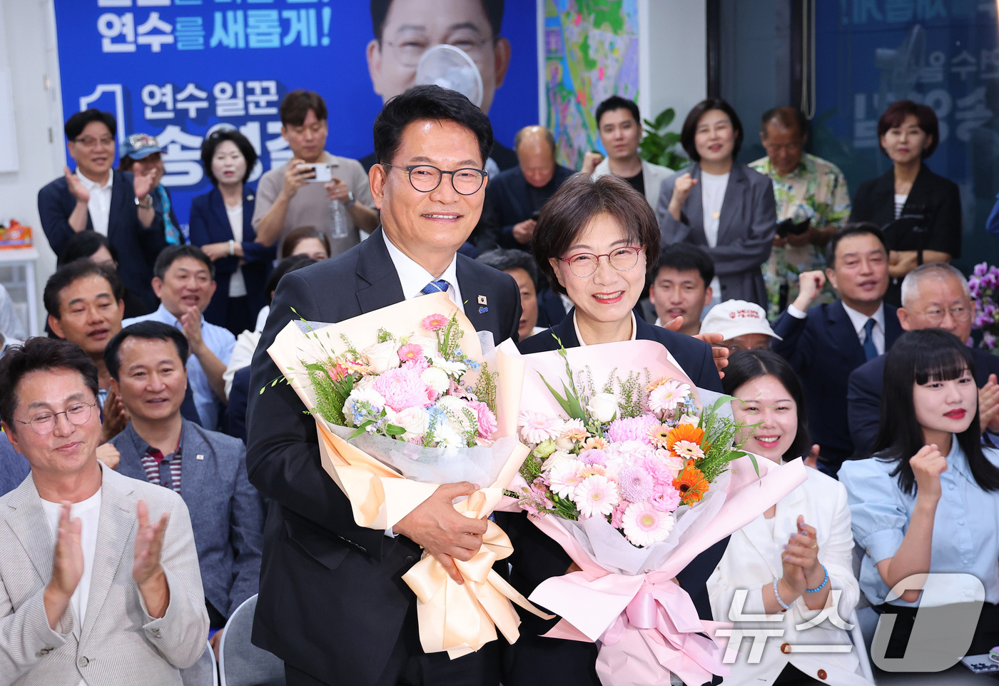 (인천=뉴스1) 이호윤 기자 = 송영길 더불어민주당 인천 연수갑 국회의원 보궐선거 후보가 4일 인천 연수구 선거사무소에서 당선이 확실시 되자 부인 남영신 씨와 함께 축하받고 있다. …
