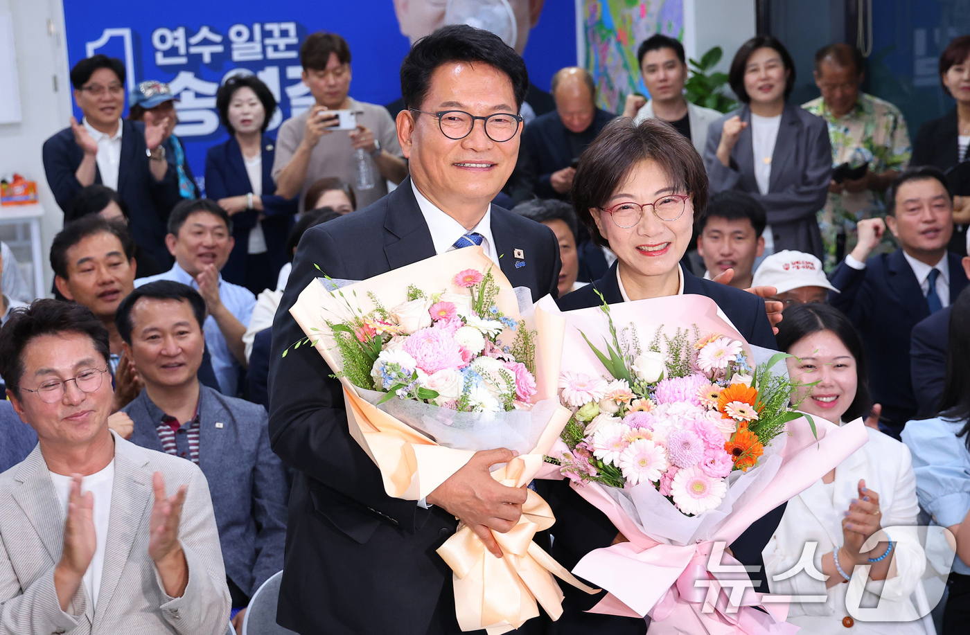(인천=뉴스1) 이호윤 기자 = 송영길 더불어민주당 인천 연수갑 국회의원 보궐선거 후보가 4일 인천 연수구 선거사무소에서 당선이 확실시 되자 부인 남영신 씨와 함께 축하받고 있다. …