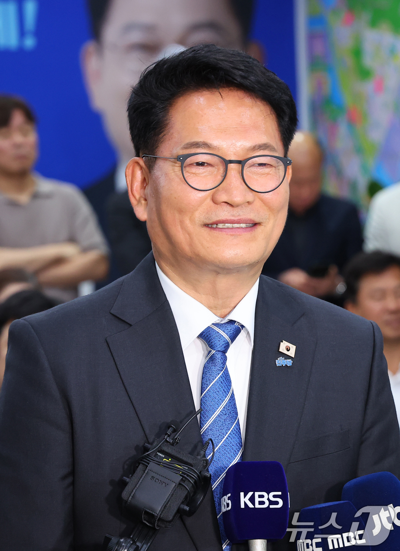 (인천=뉴스1) 이호윤 기자 = 송영길 더불어민주당 인천 연수갑 국회의원 보궐선거 후보가 4일 인천 연수구 선거사무소에서 당선이 확실시 되자 소감을 밝히고 있다. (공동취재) 20 …