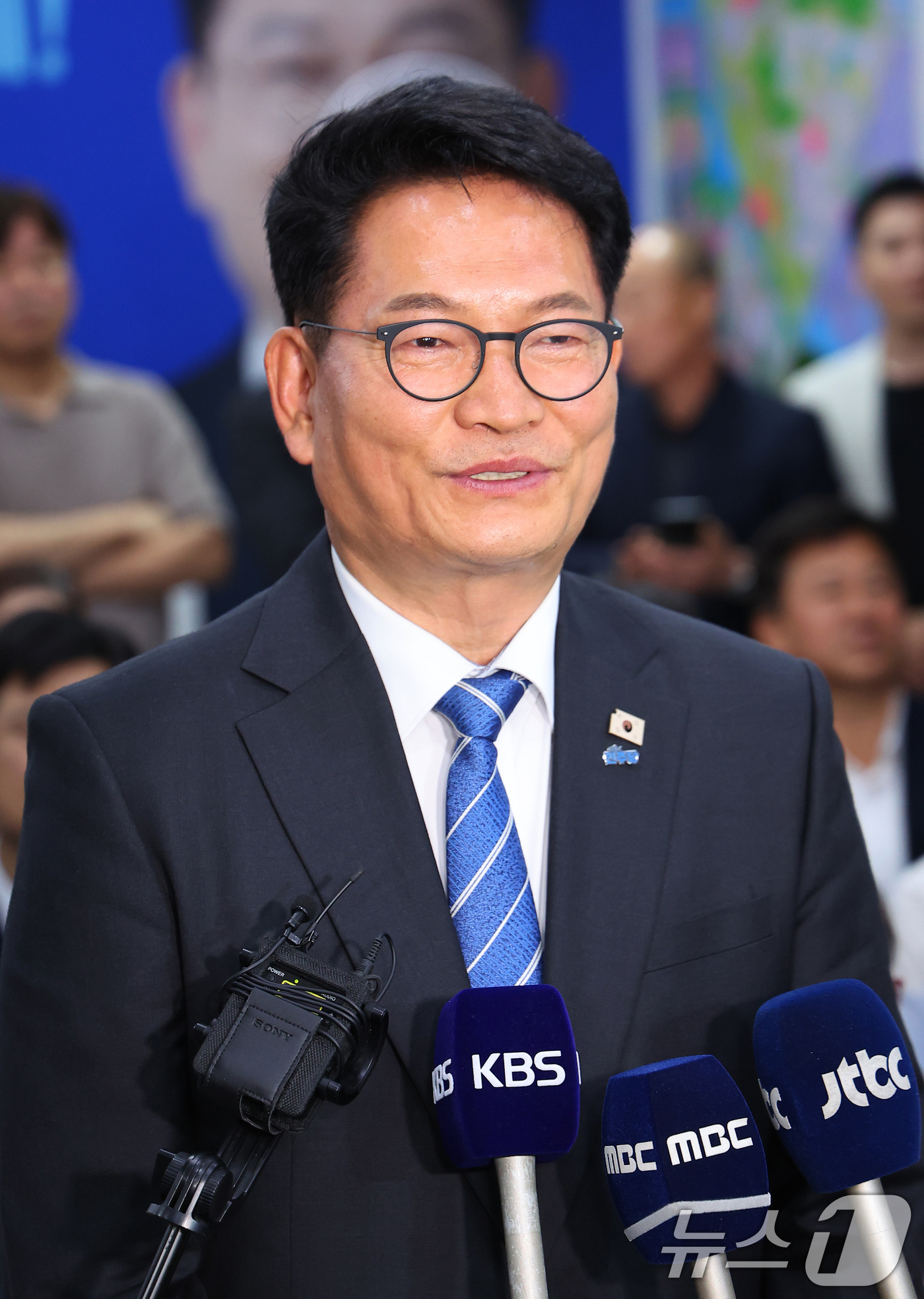 (인천=뉴스1) 이호윤 기자 = 송영길 더불어민주당 인천 연수갑 국회의원 보궐선거 후보가 4일 인천 연수구 선거사무소에서 당선이 확실시 되자 소감을 밝히고 있다. (공동취재) 20 …