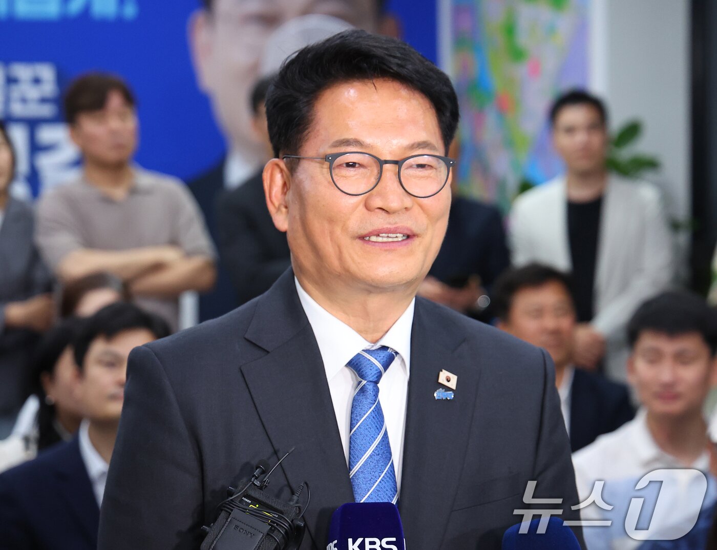 본문 이미지 - 송영길 더불어민주당 인천 연수갑 국회의원 보궐선거 후보가 4일 인천 연수구 선거사무소에서 당선이 확실시 되자 소감을 밝히고 있다. (공동취재) 2026.6.4 ⓒ 뉴스1 이호윤 기자