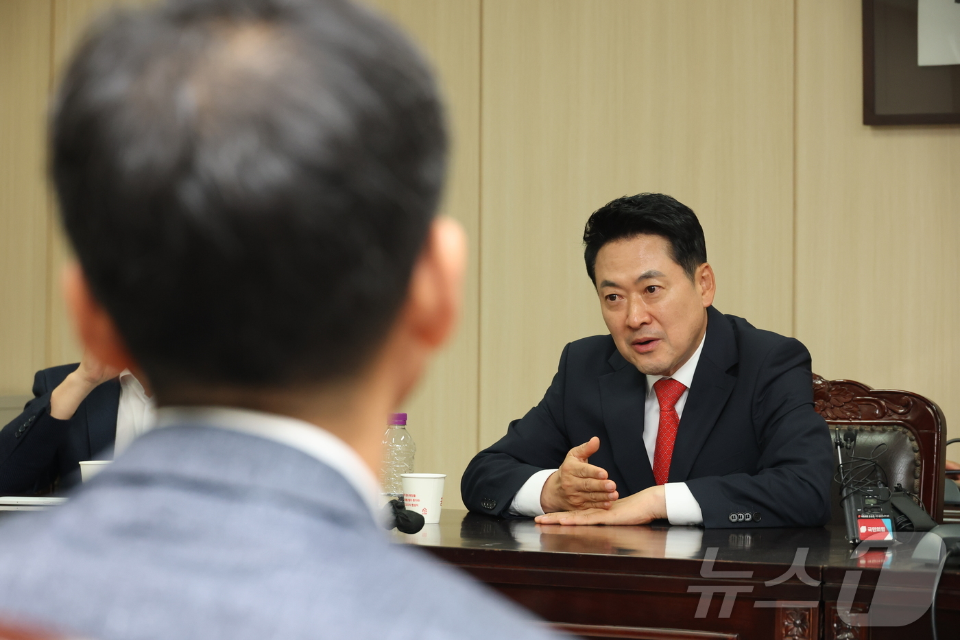 (서울=뉴스1) 황기선 기자 = 장동혁 국민의힘 상임선거대책위원장이 4일 6.3 지방선거 투표소 용지 부족 사태와 관련해 서울시선거관리위원회를 항의 방문하고 있다. (공동취재) 2 …
