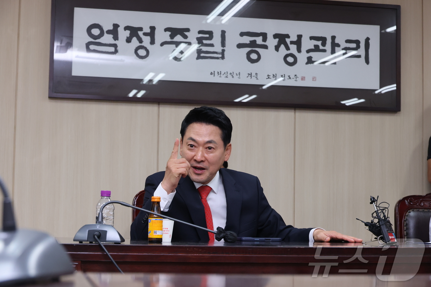 (서울=뉴스1) 황기선 기자 = 장동혁 국민의힘 상임선거대책위원장이 4일 6.3 지방선거 투표소 용지 부족 사태와 관련해 서울시선거관리위원회를 항의 방문하고 있다. (공동취재) 2 …