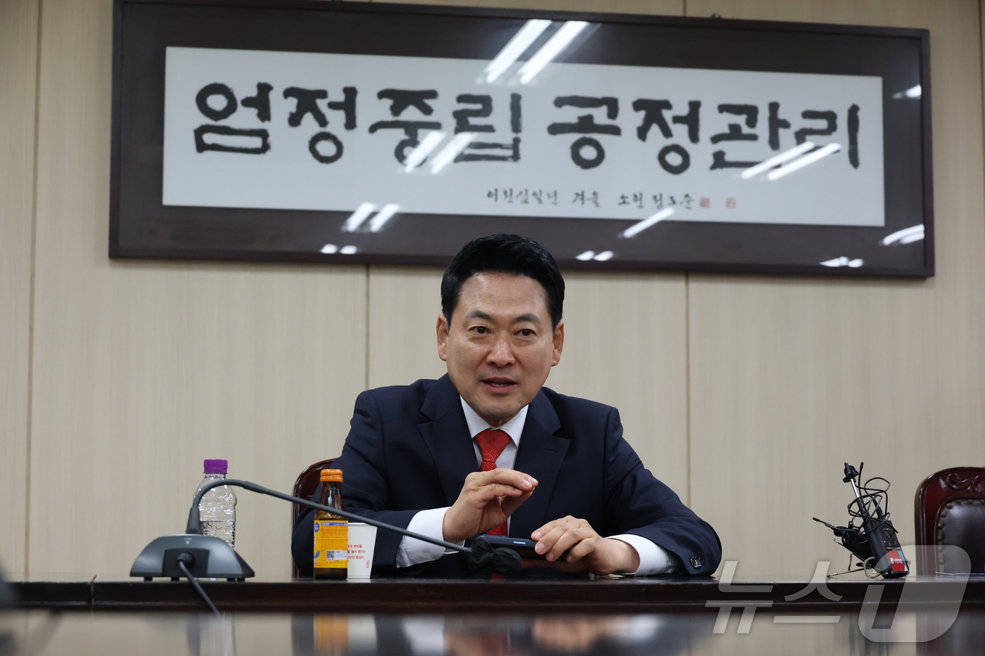 (서울=뉴스1) 황기선 기자 = 장동혁 국민의힘 상임선거대책위원장이 4일 6.3 지방선거 투표소 용지 부족 사태와 관련해 서울시선거관리위원회를 항의 방문하고 있다. (공동취재) 2 …