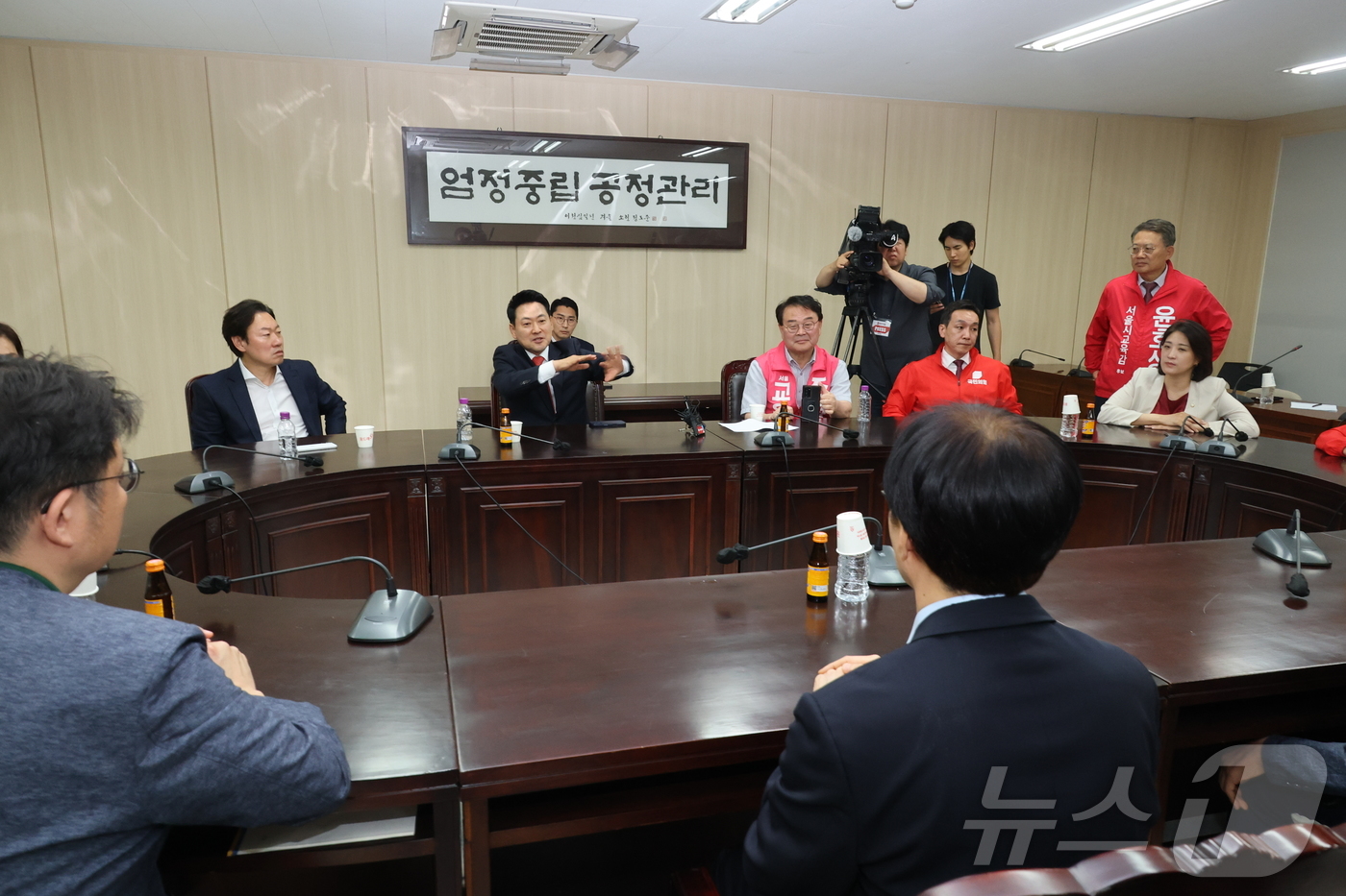 (서울=뉴스1) 황기선 기자 = 장동혁 국민의힘 상임선거대책위원장이 4일 6.3 지방선거 투표소 용지 부족 사태와 관련해 서울시선거관리위원회를 항의 방문하고 있다. (공동취재) 2 …