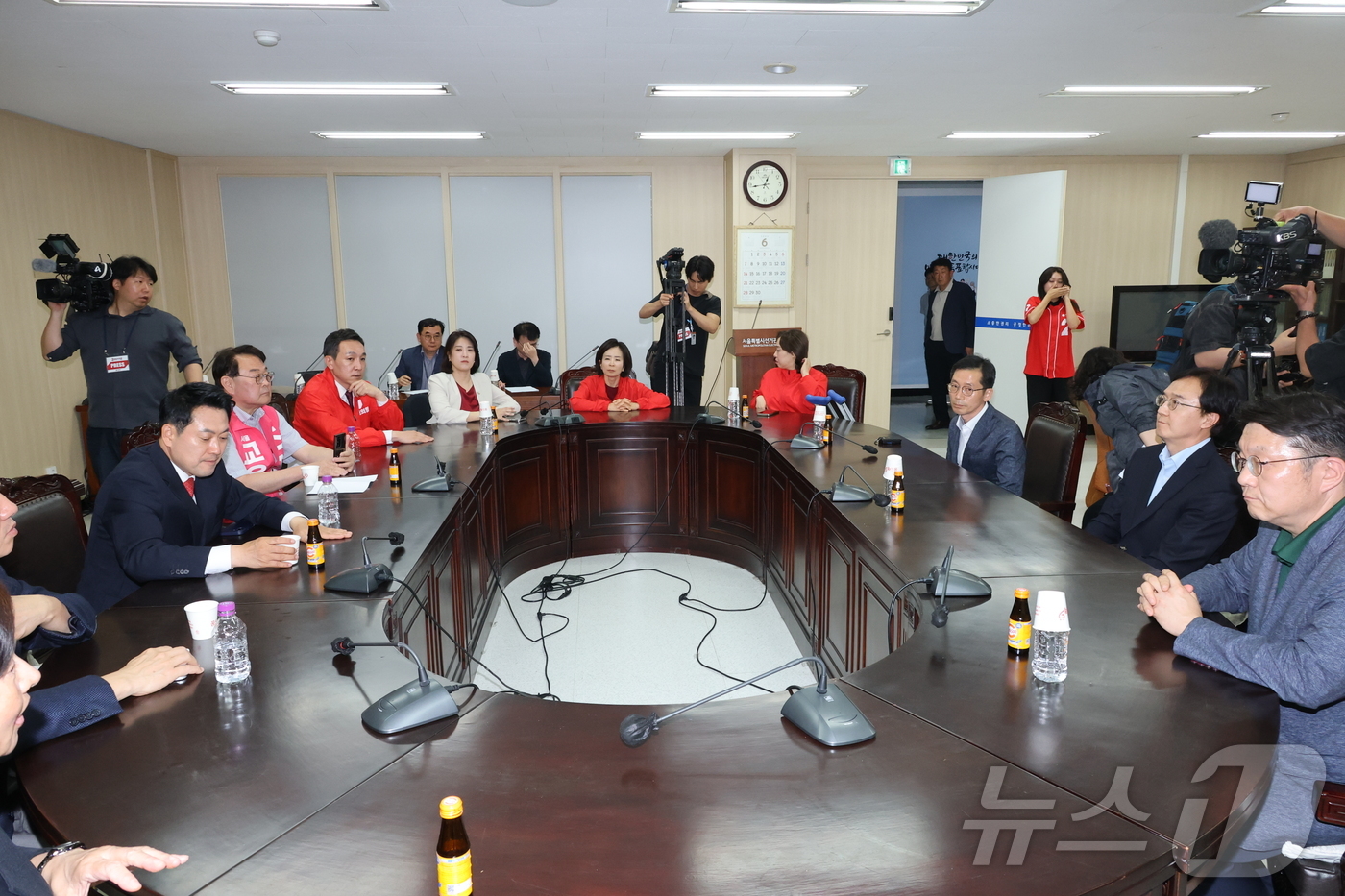 (서울=뉴스1) 황기선 기자 = 장동혁 국민의힘 상임선거대책위원장이 4일 6.3 지방선거 투표소 용지 부족 사태와 관련해 서울시선거관리위원회를 항의 방문하고 있다. (공동취재) 2 …