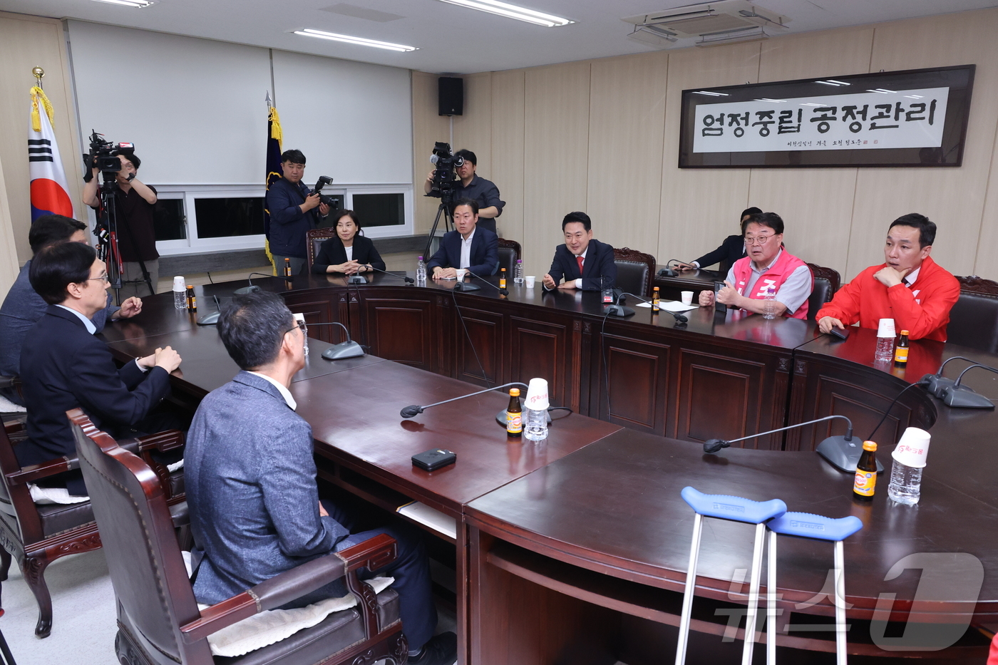 (서울=뉴스1) 황기선 기자 = 장동혁 국민의힘 상임선거대책위원장이 4일 6.3 지방선거 투표소 용지 부족 사태와 관련해 서울시선거관리위원회를 항의 방문하고 있다. (공동취재) 2 …
