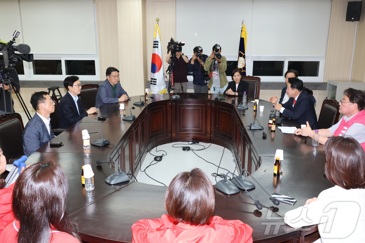(서울=뉴스1) 황기선 기자 = 장동혁 국민의힘 상임선거대책위원장이 4일 6.3 지방선거 투표소 용지 부족 사태와 관련해 서울시선거관리위원회를 항의 방문하고 있다. (공동취재) 2 …