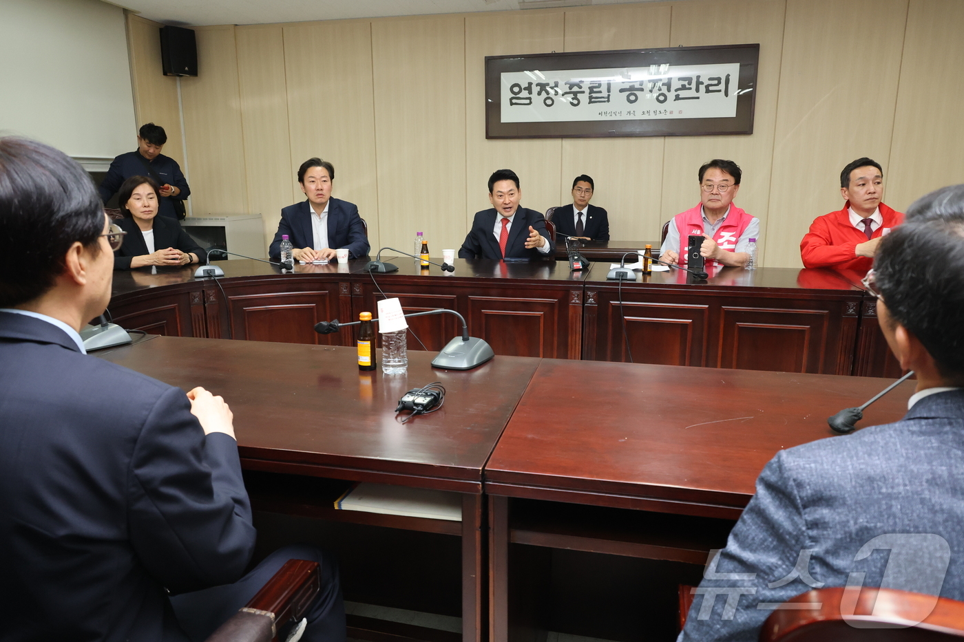 (서울=뉴스1) 황기선 기자 = 장동혁 국민의힘 상임선거대책위원장이 4일 6.3 지방선거 투표소 용지 부족 사태와 관련해 서울시선거관리위원회를 항의 방문하고 있다. (공동취재) 2 …