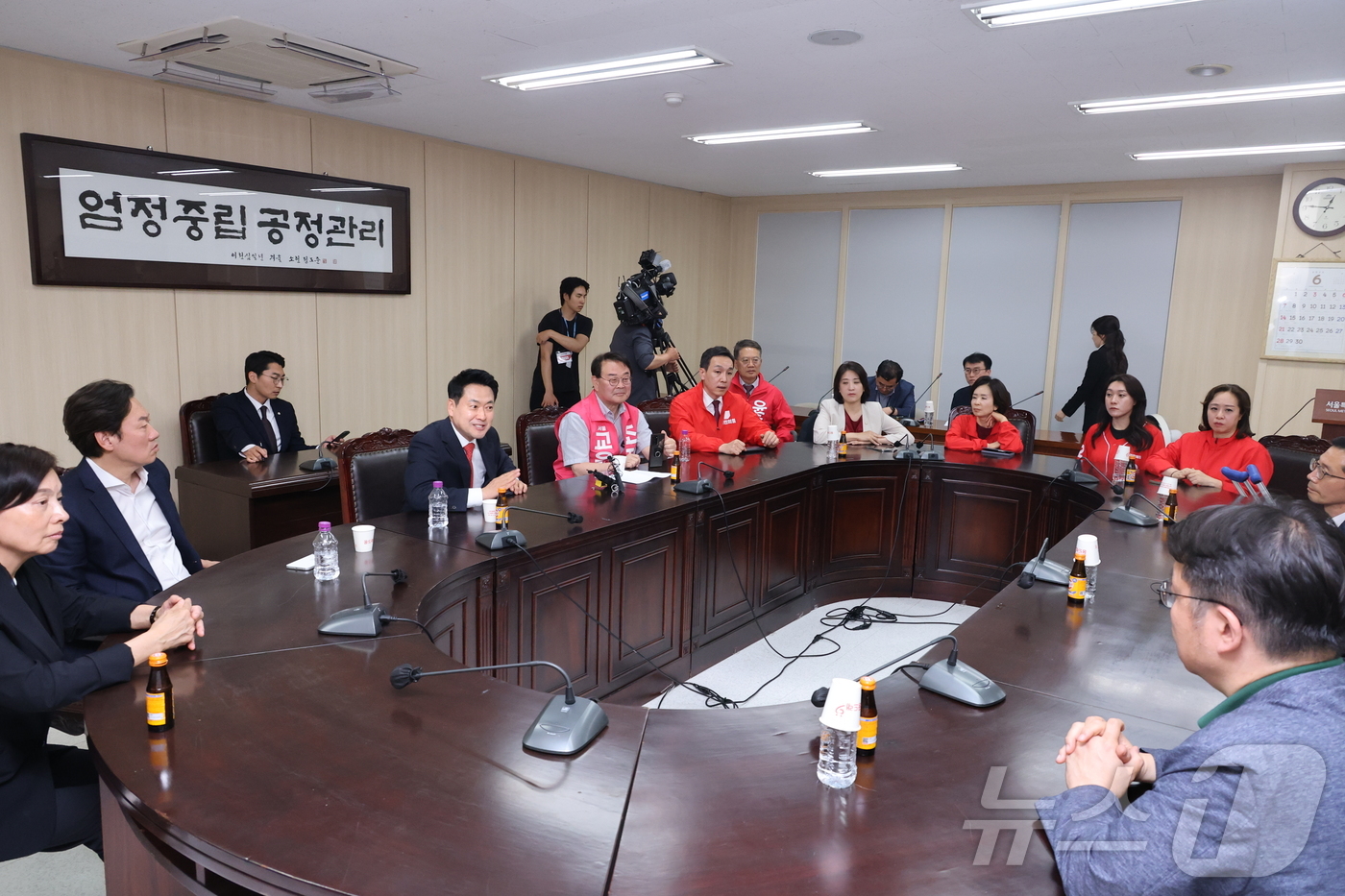 (서울=뉴스1) 황기선 기자 = 장동혁 국민의힘 상임선거대책위원장이 4일 6.3 지방선거 투표소 용지 부족 사태와 관련해 서울시선거관리위원회를 항의 방문하고 있다. (공동취재) 2 …