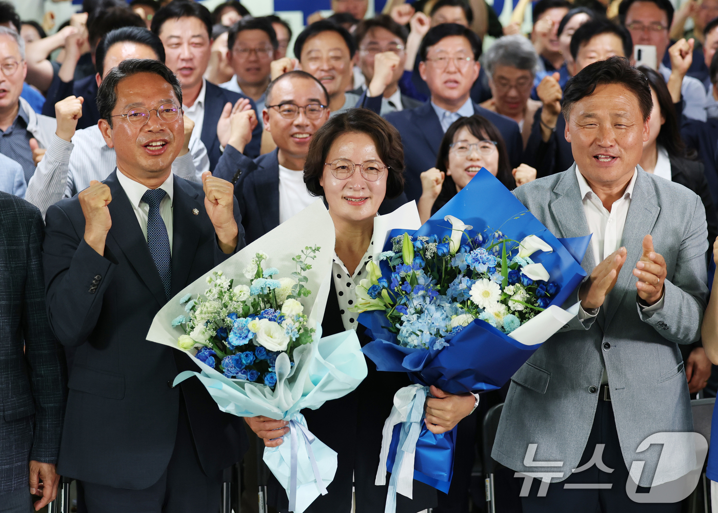 (수원=뉴스1) 김영운 기자 = 추미애 더불어민주당 경기도지사 후보가 4일 오전 경기 수원시 팔달구 마라톤빌딩에 마련된 선거사무소에서 당선이 확실해지자 환호하고 있다. 2026.6 …