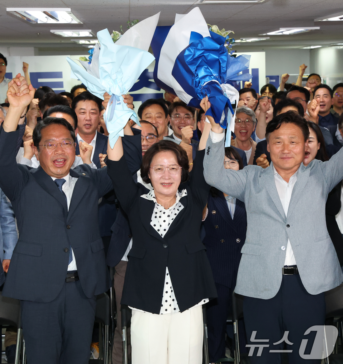 (수원=뉴스1) 김영운 기자 = 추미애 더불어민주당 경기도지사 후보가 4일 오전 경기 수원시 팔달구 마라톤빌딩에 마련된 선거사무소에서 당선이 확실해지자 환호하고 있다. 2026.6 …