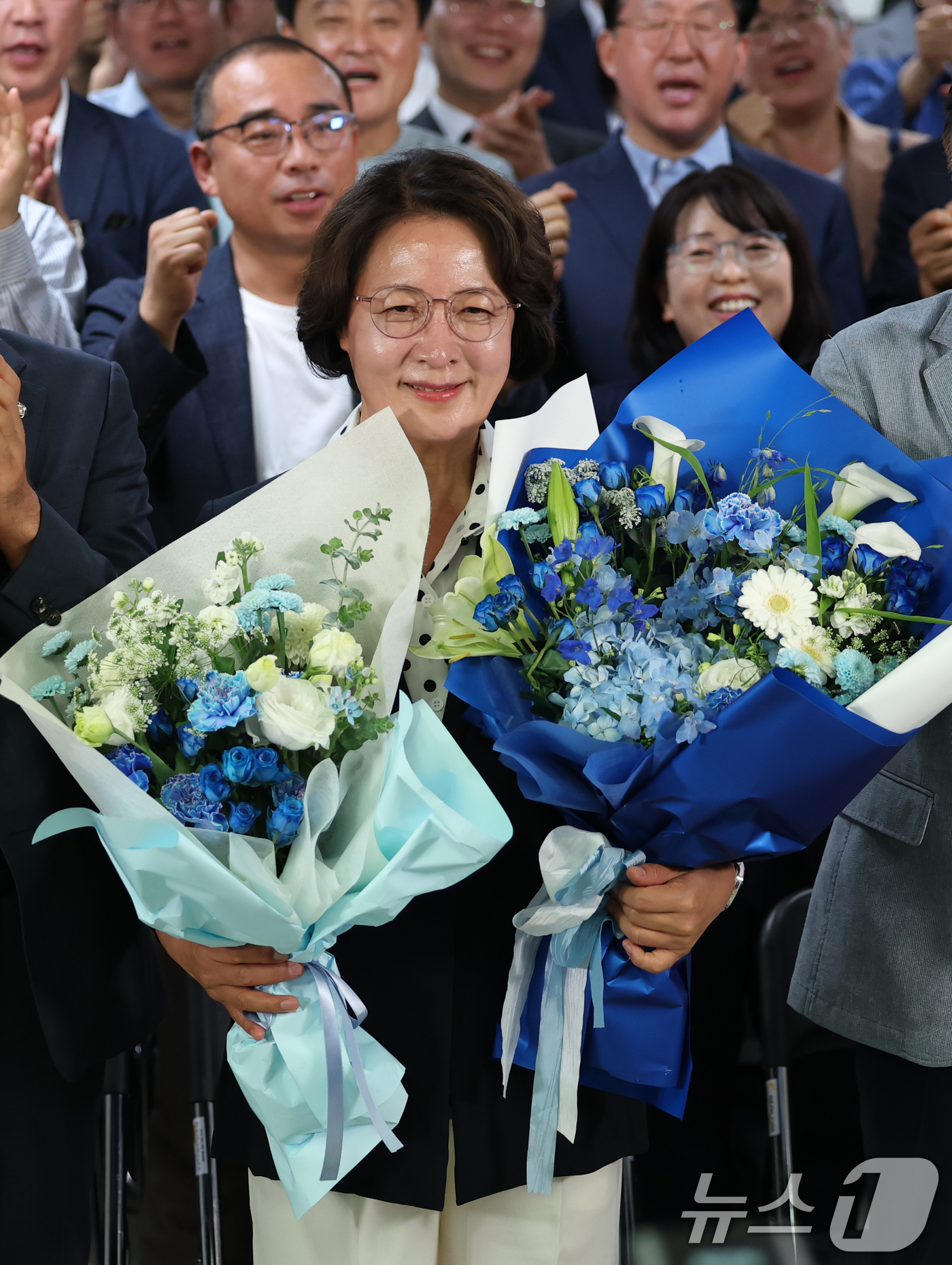 (수원=뉴스1) 김영운 기자 = 추미애 더불어민주당 경기도지사 후보가 4일 오전 경기 수원시 팔달구 마라톤빌딩에 마련된 선거사무소에서 당선이 확실해지자 환호하고 있다. 2026.6 …