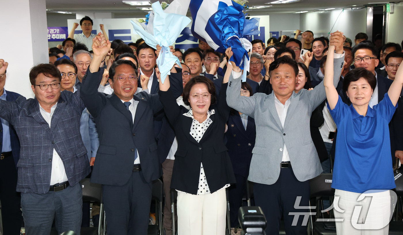 (수원=뉴스1) 김영운 기자 = 추미애 더불어민주당 경기도지사 후보가 4일 오전 경기 수원시 팔달구 마라톤빌딩에 마련된 선거사무소에서 당선이 확실해지자 환호하고 있다. 2026.6 …