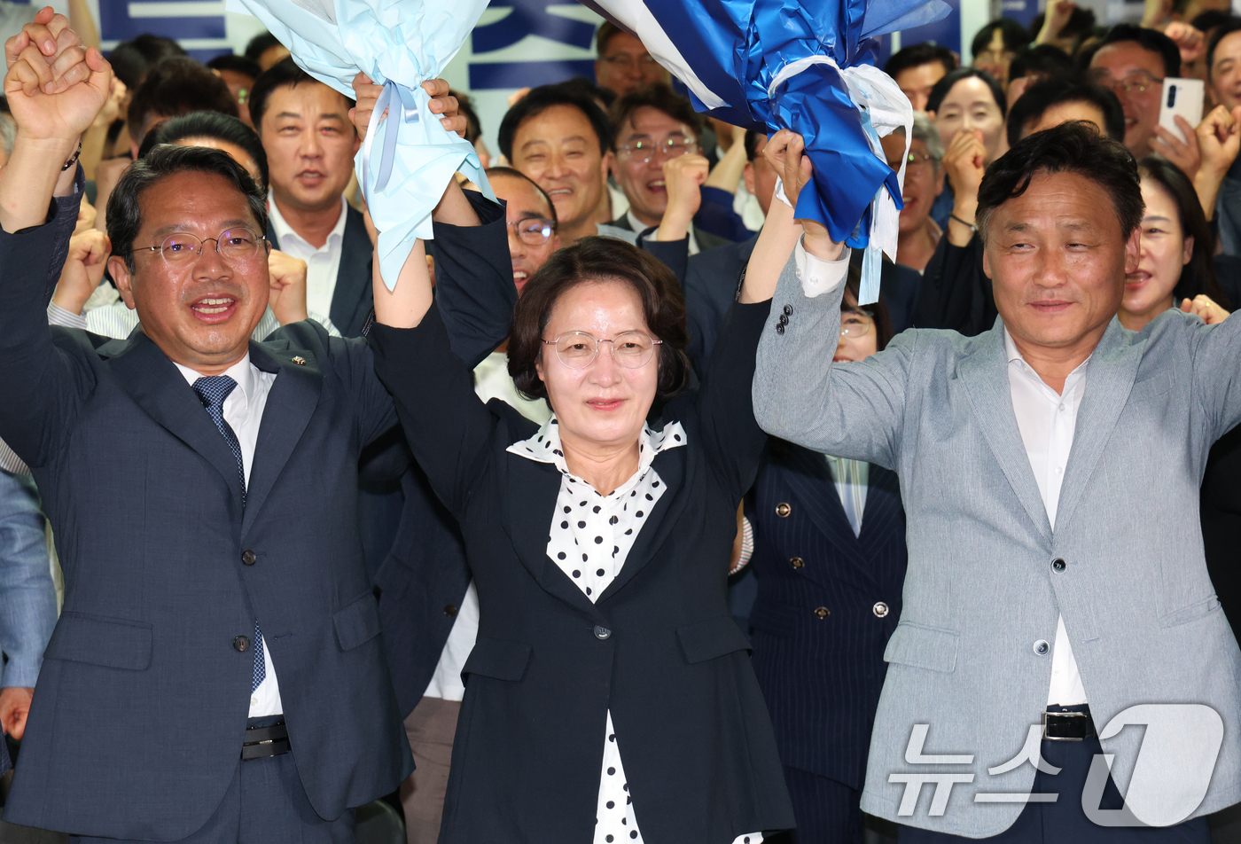 (수원=뉴스1) 김영운 기자 = 추미애 더불어민주당 경기도지사 후보가 4일 오전 경기 수원시 팔달구 마라톤빌딩에 마련된 선거사무소에서 당선이 확실해지자 환호하고 있다. 2026.6 …