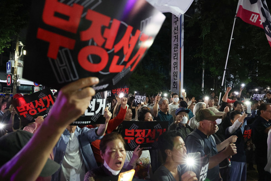 대구에서도 열린 투표용지 부족 사태 규탄 집회