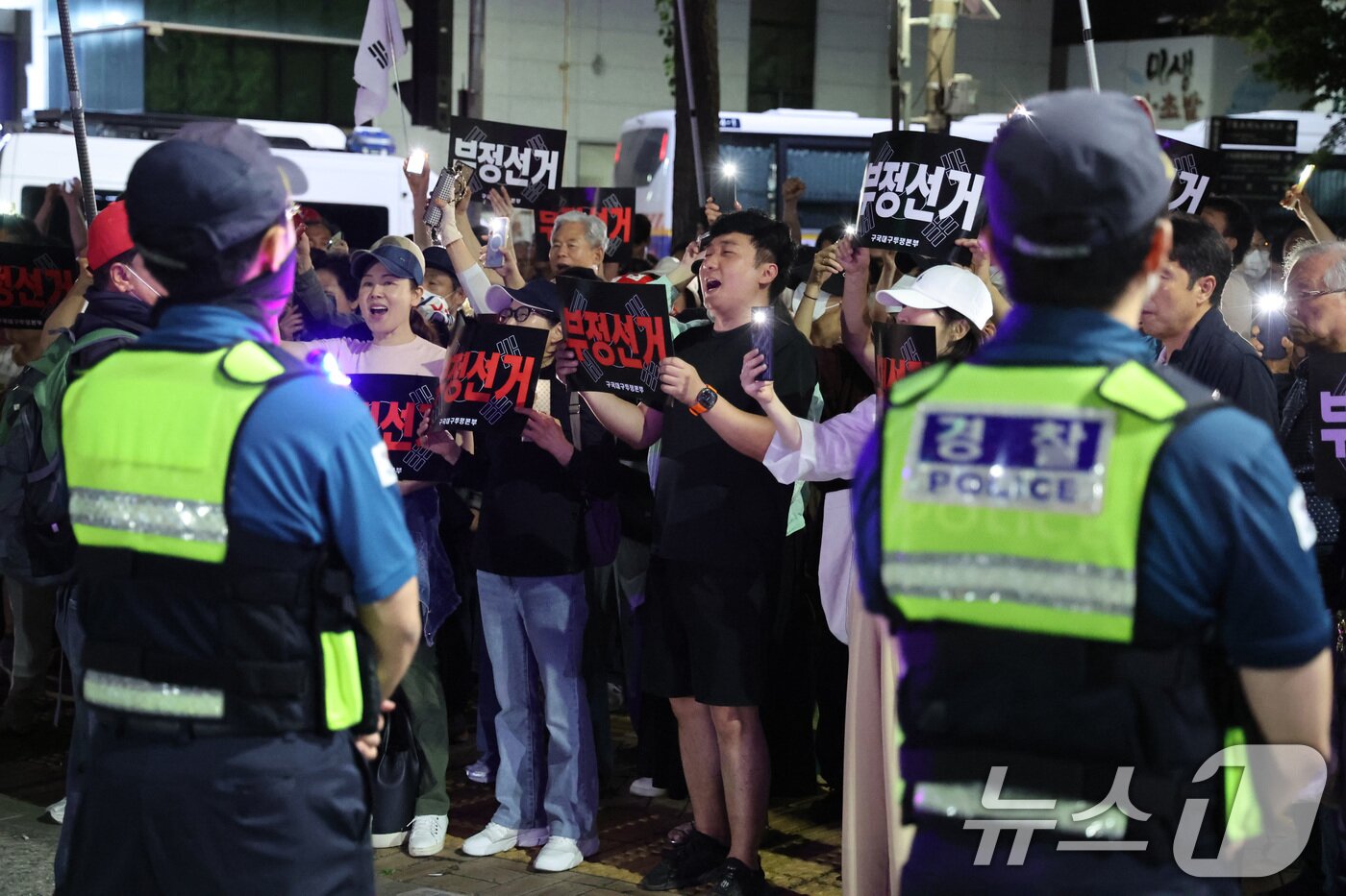 본문 이미지 - 구국대구투쟁본부 회원들이 4일 대구 중구서구선거관리위원회 앞에서 선관위의 6.3 지방선거 투표용지 부족 사태에 항의하는 집회를 하고 있다. 2026.6.4 ⓒ 뉴스1 신웅수 기자