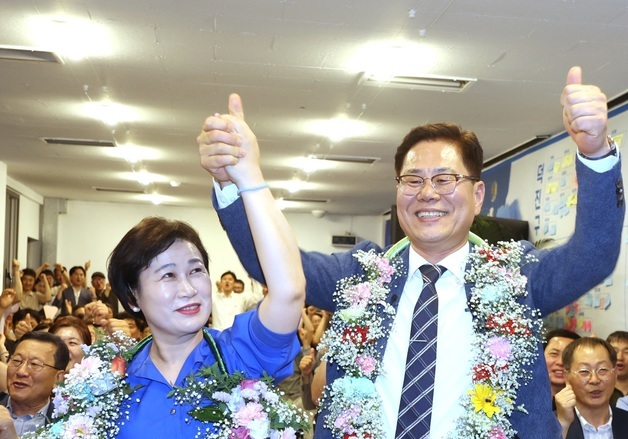 당선 확실에 환호하는 조지훈 후보