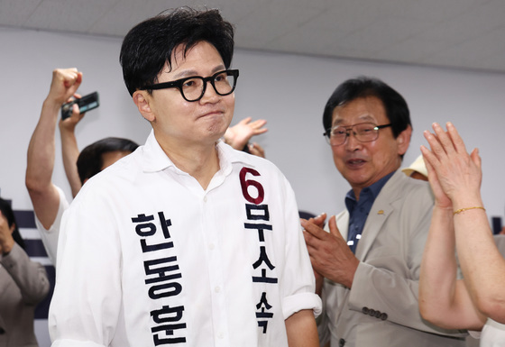 한동훈, 새벽 1시 다시 캠프찾아 지지자들과 개표방송 시청