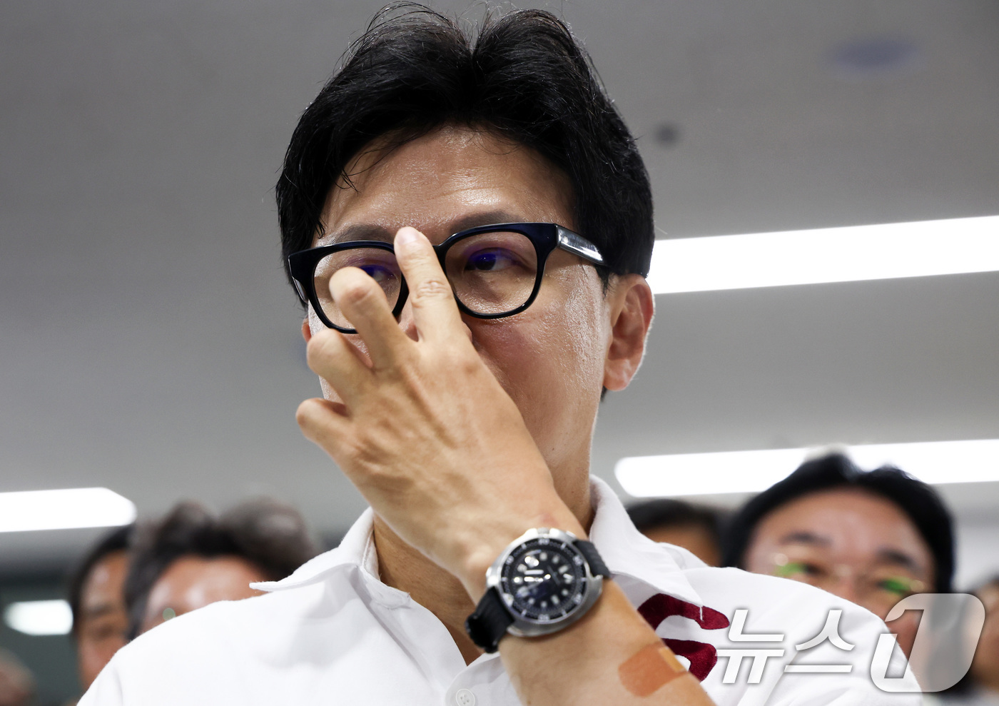 (부산=뉴스1) 최지환 기자 = 한동훈 무소속 부산 북구갑 국회의원 후보가 4일 새벽 부산 북구 선거사무소에서 개표방송을 지켜보고 있다. 2026.6.4/뉴스1