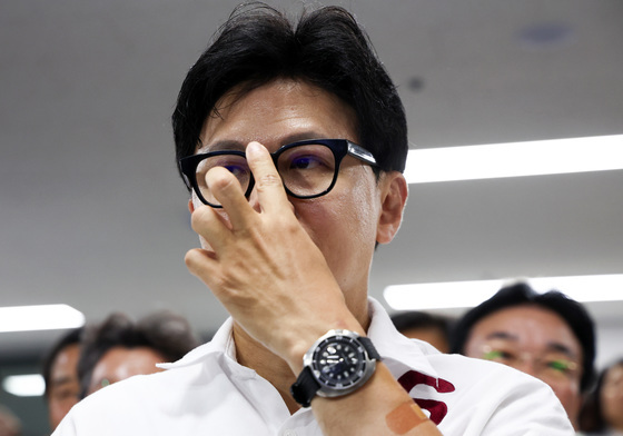 '초접전' 북구갑, 긴장 속 개표방송 지켜보는 한동훈